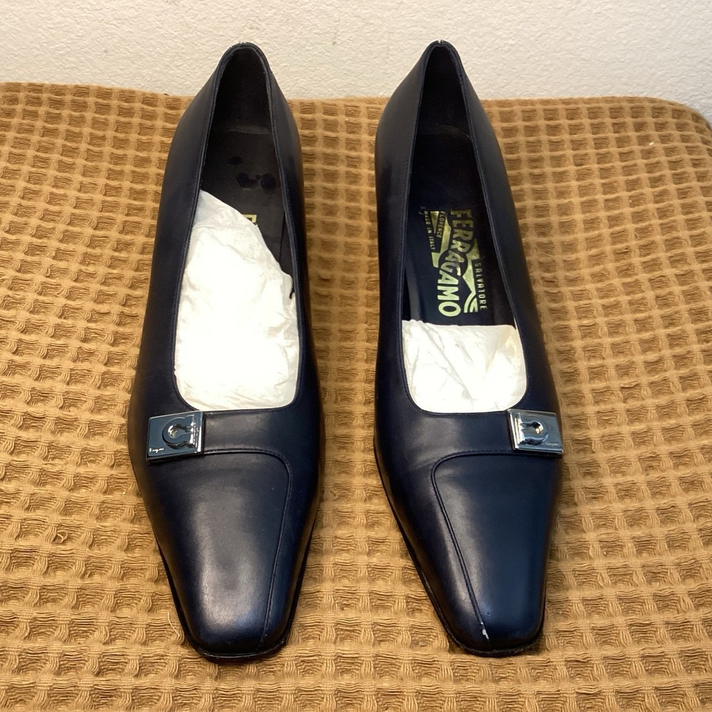 Salvatore Ferragamo Heels Womens Sz 9.5 B Navy Blue Pumps Gancini Buckle Logo - Picture 3 of 10